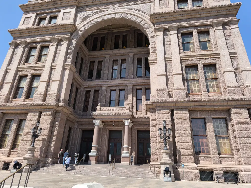 AustinOutsideCapitol04.webp